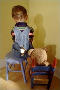 сидит в углу