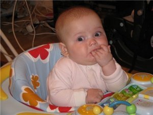 сосет пальчики