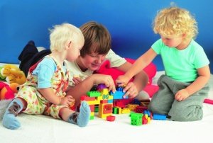 собирают кубики