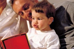 читает по слогам