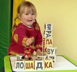 собирает кубики