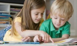 показывает малышу