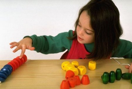 считает кости