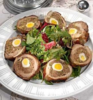 рулет из поросенка с яйцом