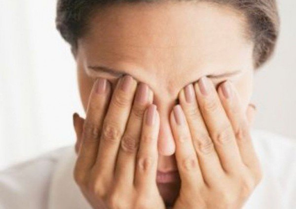 болят глаза