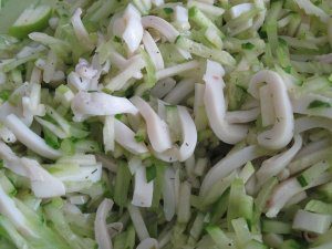 салат с кальмарами и сельдереем