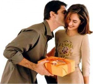 что подарить девушке