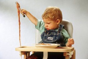 ест макароны