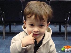 сосет палец