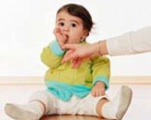 сосет пальчик