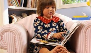 читает слогами