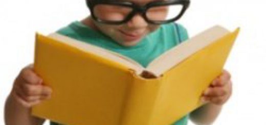 читает книгу