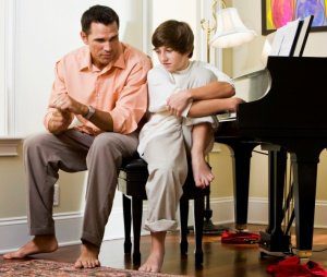 Воспитывать сына не просто...