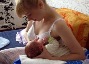 кормление грудью из под мышки