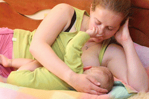 поза для кормления лежа