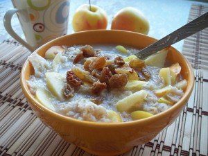 Овсяная каша с изюмом и яблоками