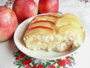 Рисовая бабка с яблоками