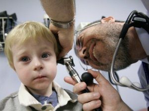 у ребенка болит ухо