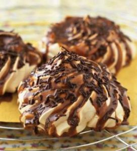 безе с изюмом в шоколаде