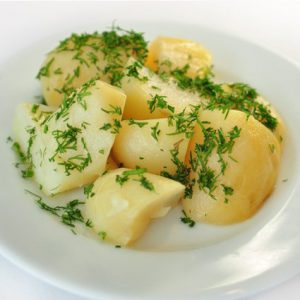 10_otvarnoy_kartofel_s_zelenyu.jpg