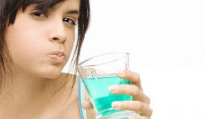 девушка с ополаскивателем.jpg