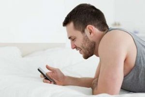 Мужчина читает смс.jpg