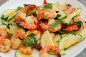 салат из цуккини с креветками