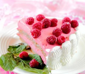 Пирожное со сливками и малиной