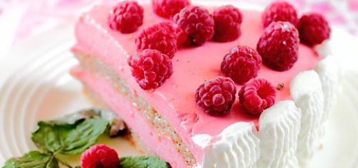 Пирожное со сливками и малиной