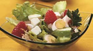 Салат с брынзой и малиновой заправкой