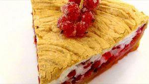 Пирог с красной смородиной и творогом