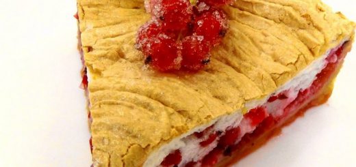 Пирог с красной смородиной и творогом
