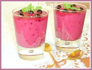 Десерт из красной смородины и йогурта