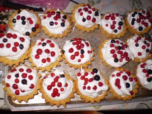 Корзиночки с красной смородиной