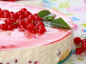 Творожный десерт со смородиной