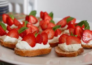 Сладкая брускетта с рикоттой и клубникой