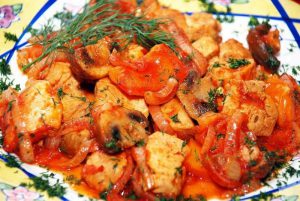 Курица в томатном соусе с грибами и картофелем
