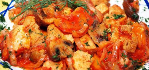 Курица в томатном соусе с грибами и картофелем