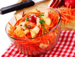 Салат из моркови, яблок и орехов