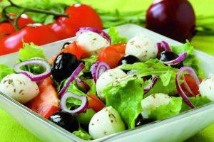 Салат с моцареллой и грецкими орехами