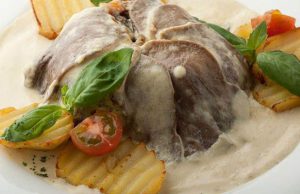 Язык под чесночным соусом